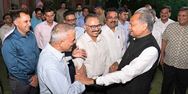 Civil Services Day: Chief Minister Gehlot had dinner with officers