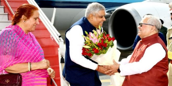 The Governor receives the Vice President at Sanganer Airport