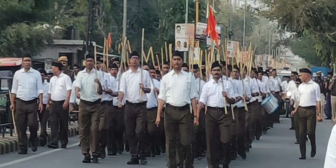 The march of Swayamsevak Sangh was welcomed by showering flowers.